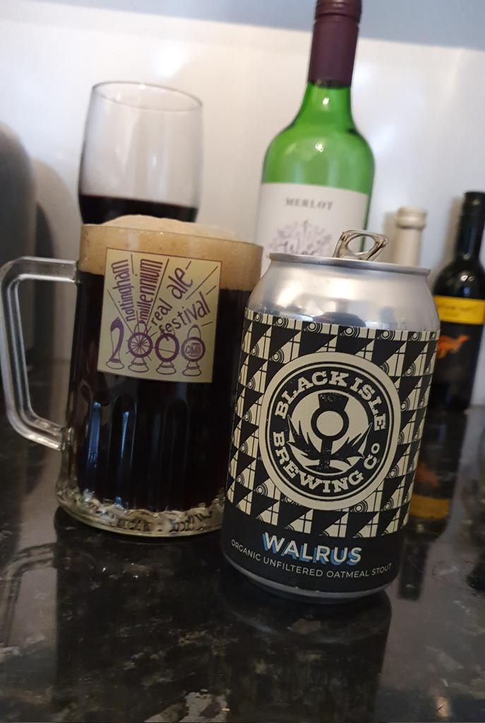 moneight's tweet photo. Pleasing Sunday scene .. πΈπ»
@BlackIsleBeer #SundayStout #beerpic #lunchtimer #footballontheTVbeer https://t.co/1WqoRXMcEF