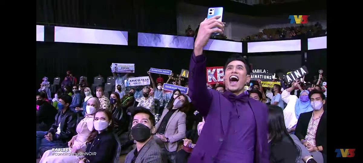 OPPOMalaysia's tweet photo. Kemas la abam @khaibahar94_ kita selfie dengan fanssss 😍  #OPPOReno7Series5G #ThePortraitExpert #AJL36 https://t.co/BXvtNmAThd