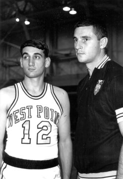 JimDonaldsonJr's tweet image. Legends. That&apos;s young #MikeKrzyzewski (at left), captain of @ArmyWP_MBB team that reached semifinals of the NIT in &apos;69, when that was a big deal. His coach, Robert Montgomery Knight, is at right. Mike would later coach at West Point before taking the job @DukeMBB