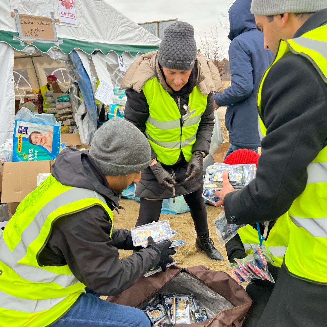 bapsrbv's tweet photo. Dedicated volunteers from @bapsrbv  reached the Ukraine-Poland border Friday night and have shown the love and compassion which defines @RobbinsvilleTwp  @BAPS  and @BAPSCharities https://t.co/1gsQiPbmbt