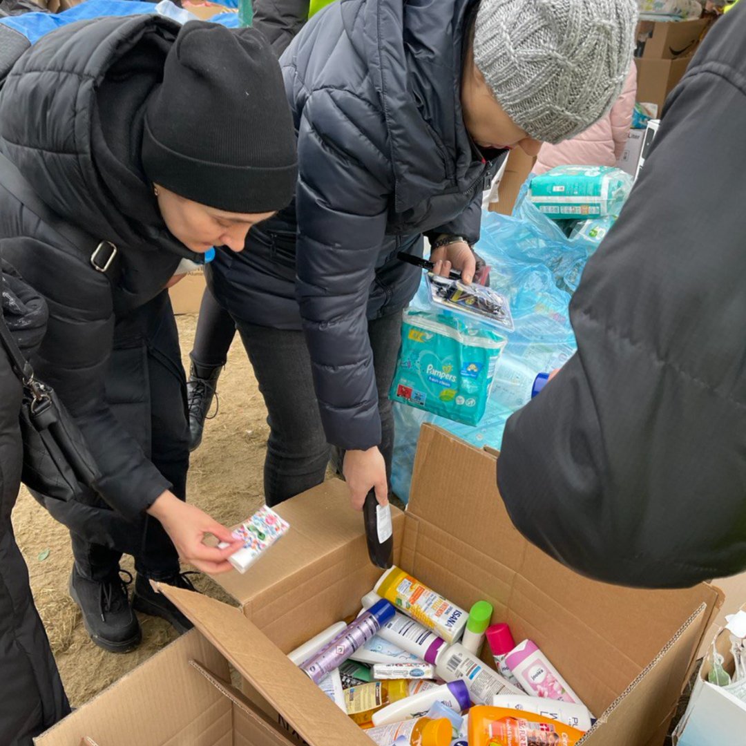 bapsrbv's tweet photo. Dedicated volunteers from @bapsrbv  reached the Ukraine-Poland border Friday night and have shown the love and compassion which defines @RobbinsvilleTwp  @BAPS  and @BAPSCharities https://t.co/1gsQiPbmbt