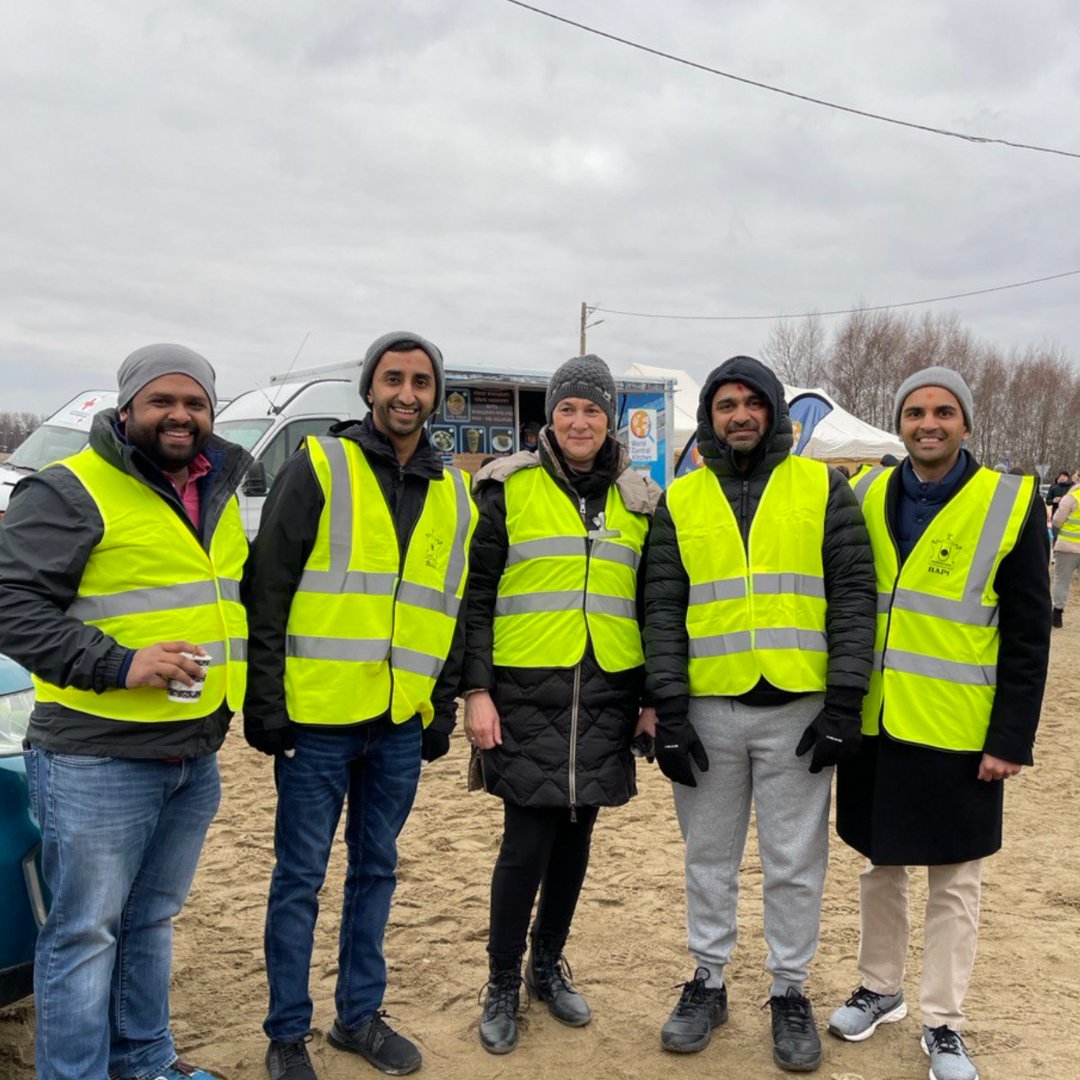 bapsrbv's tweet photo. Dedicated volunteers from @bapsrbv  reached the Ukraine-Poland border Friday night and have shown the love and compassion which defines @RobbinsvilleTwp  @BAPS  and @BAPSCharities https://t.co/1gsQiPbmbt