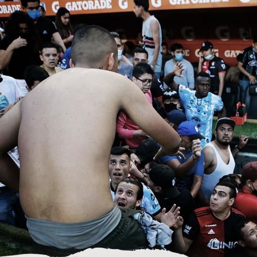 El jugador ecuatoriano José Angulo el cual es jugador de #Queretaro arriesgo su vida para detener a los hinchas de su equipo y cuidar a los hinchas de #Atlas. Eres grande José.