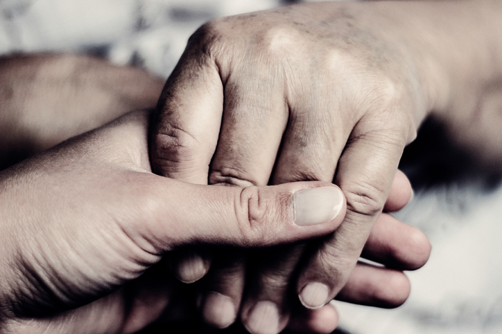 Рука утешения. Измерить руку для браслета. На руках должны быть нужные. Тонкий золотой браслет на руке. Гигиена рук.