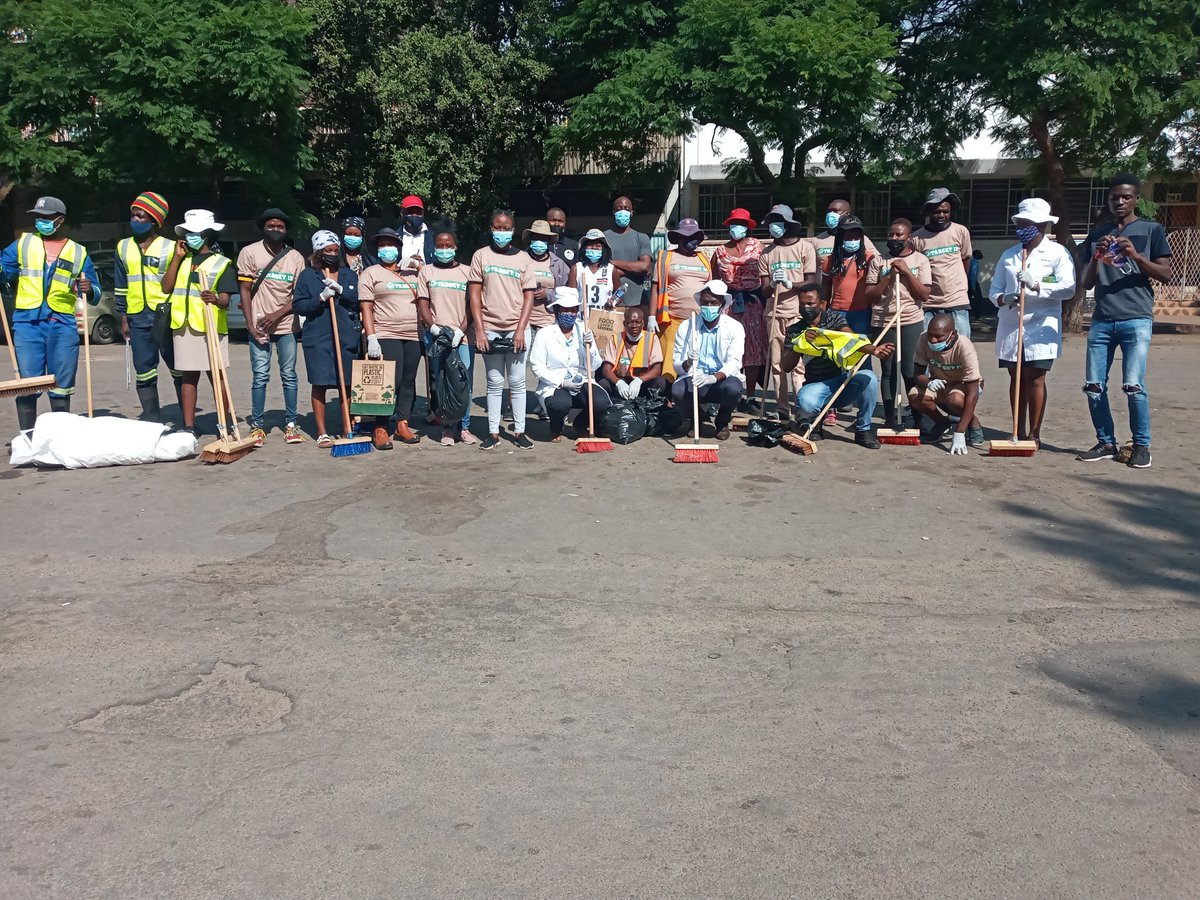 On #cleanup Friday  I joined <a href="/Target_13_/">Target_13</a>  team where so many different institutions come together for a common cause which is to #KeepOurCities .   Leading by example on how we can #keepbyoclean Great work team! <a href="/VitalRecycling/">WhyRecycle?♻️</a> <a href="/hut_green/">GreenHut</a> <a href="/DeltaCorpZim/">Delta Corporation Limited Zimbabwe</a> <a href="/BYOgallery/">National Gallery in Bulawayo</a>