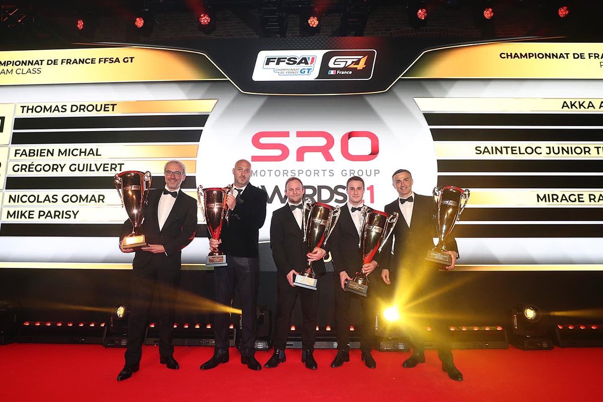 ffsa_gt's tweet photo. 🏆 🔵⚪️🔴 🏆
Les champions du #FFSAGT récompensés lors de la remise des prix annuels du SRO Motorsports Group, qui a célébré la saison 2021. 👏 https://t.co/YqHW3ubHWu