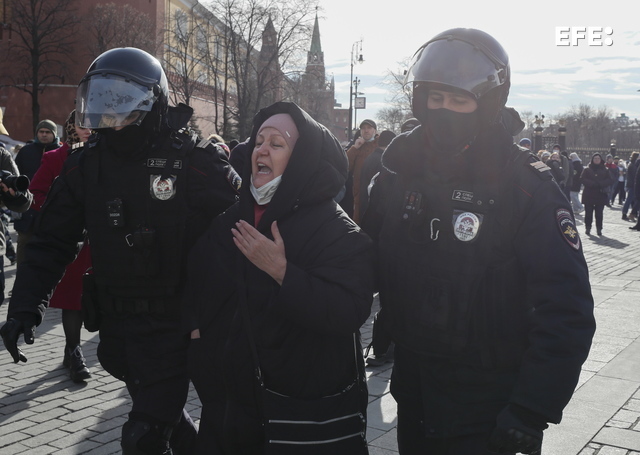 EFEnoticias's tweet photo. Al menos 3.500 detenidos en Rusia en manifestaciones contra la guerra. 

https://t.co/UK5ZR6fMBx https://t.co/7TdrRJTG89