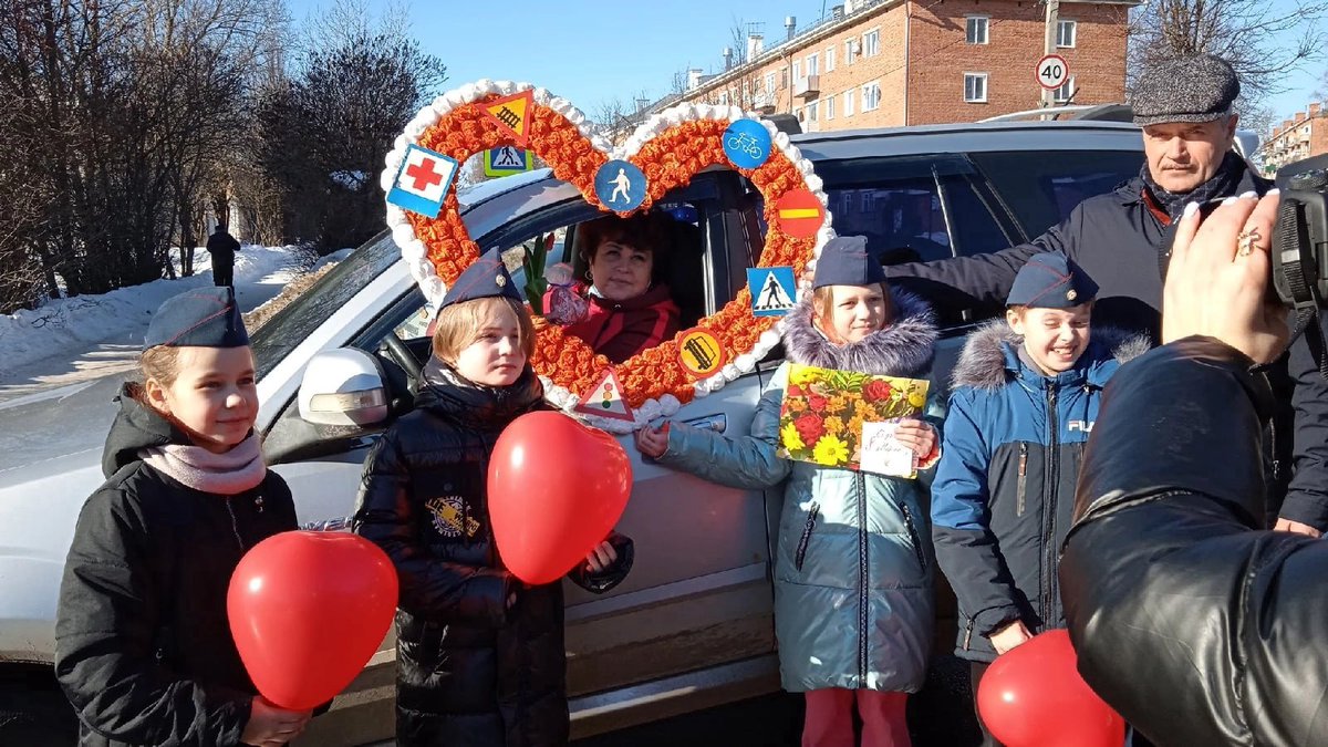 er_yzha's tweet photo. Накануне 8 марта сотрудники ОГИБДД МО МВД России «Южский», «вооружившись» тюльпанами, вышли на дорогу вместе с куратором парт.проекта «Безопасные дороги» Андреем Барановым и учениками школы №3.  Была проведена акция "Сердечки для мамы".
#ЕР37 #8мартаЕР #ВамЛюбимые #ЕРпомогает https://t.co/CAhn5oidj5