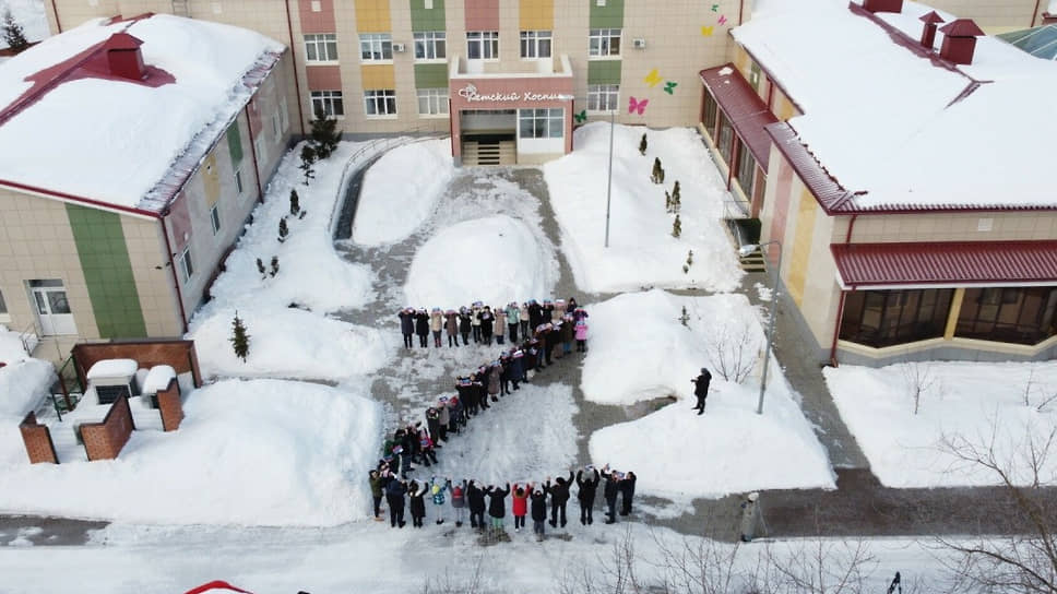 Here you see terminally ill children from hospice and their parents making a Z formation. Yes, Russians are forcing terminally ill children dying from cancer, and their families to declare their support to Russian invasion of Ukraine. See letters Детский хоспис? Hospice for Kids