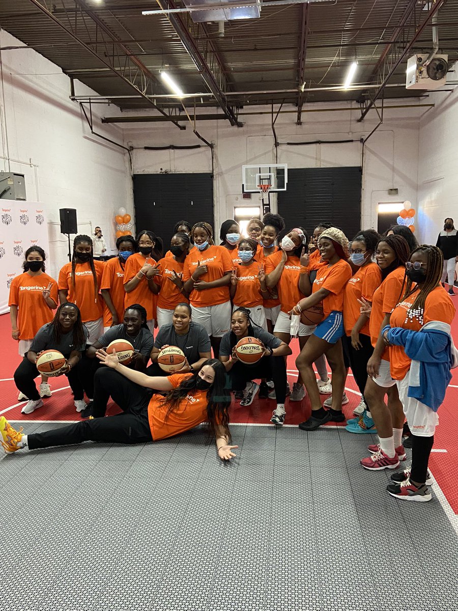 LadyBallersCamp's tweet photo. Today we are celebrating #IWD with @TangerineBank #trangerineprojectforward https://t.co/hEqlIV2sIU