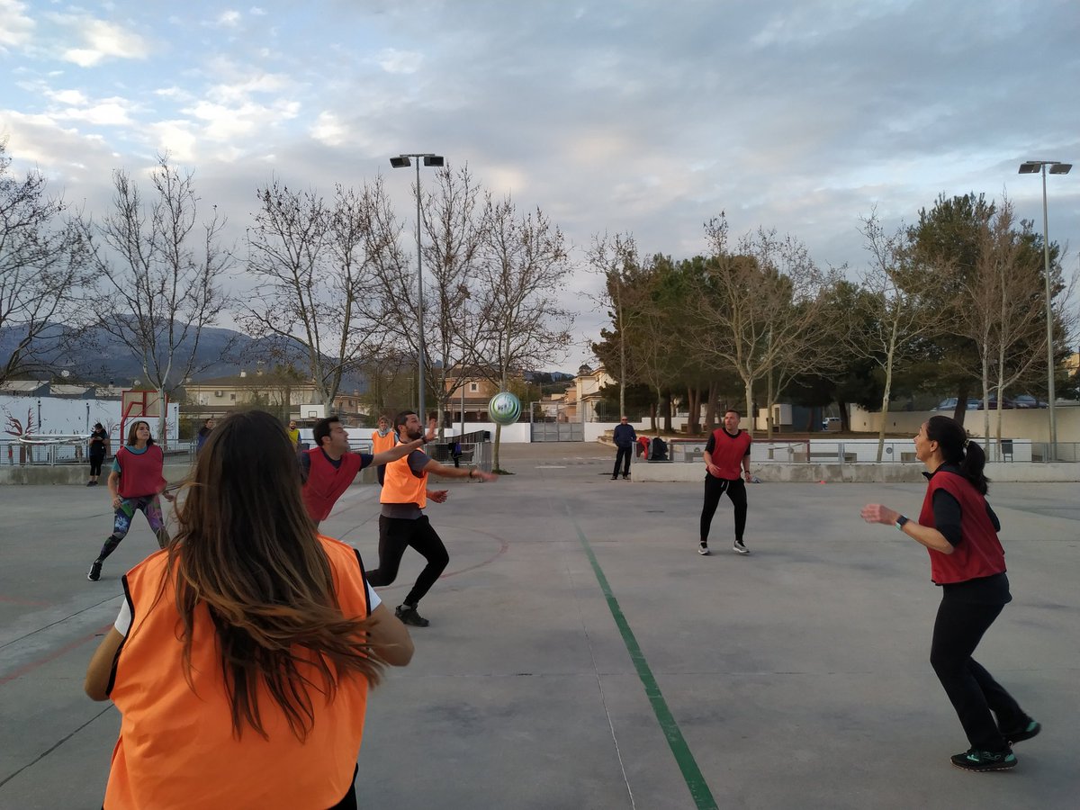 colpbol's tweet photo. Tanquem el curs de Colpbol a les Illes Balears amb un excel.lent grup de participants i molt d'aprenentatge i gaudi 📚🖥⛹🥅📋 I Colpbol de molta "qualité" als partits disputats 💚🏐 #esport #edufis #formacio #Colpbol @CEPInca @EDUN_IB @incaciutat https://t.co/CPhj9PH3xT