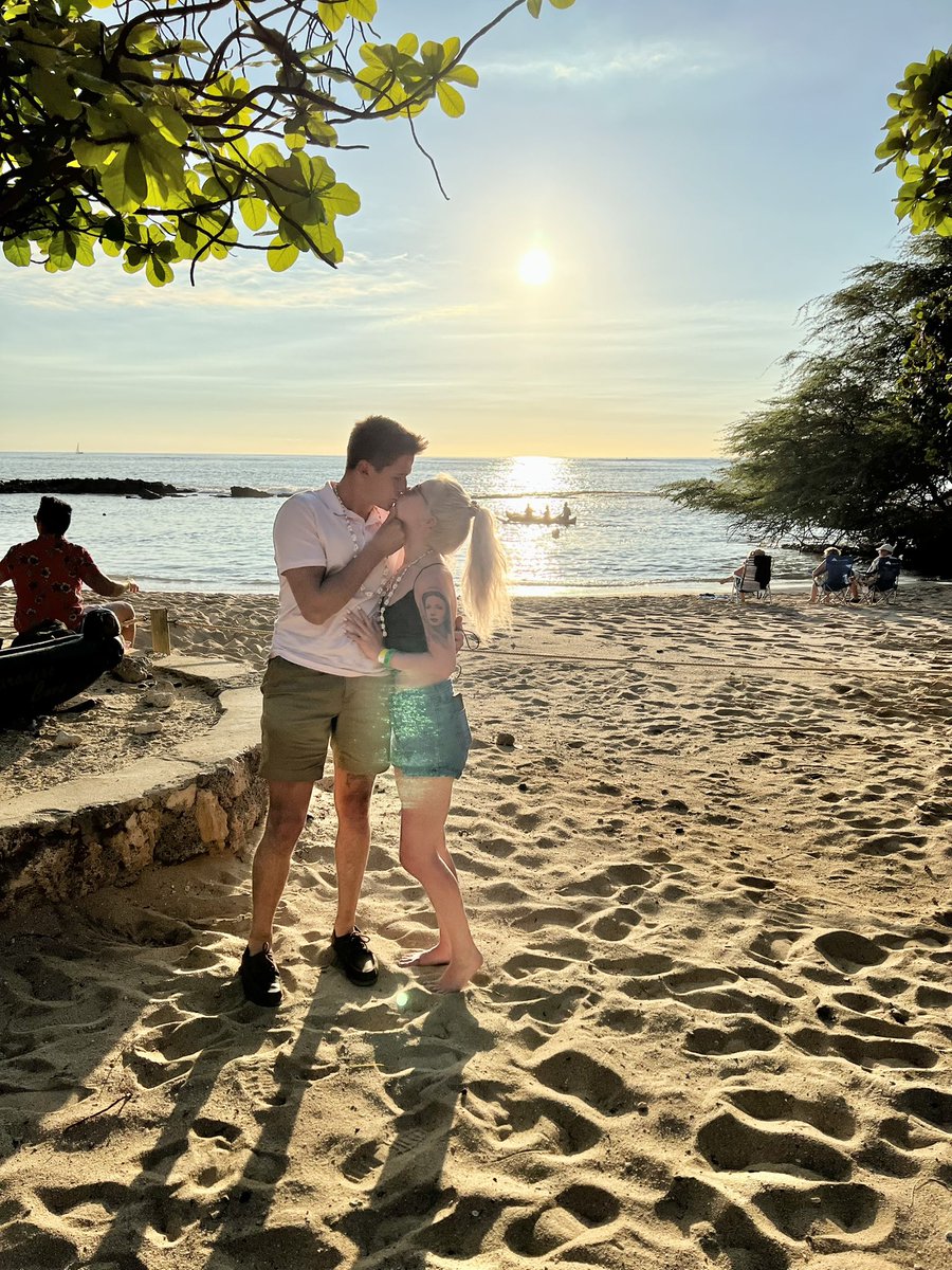 luckeyashley's tweet photo. because i’m missing hawaii so much 🥲 https://t.co/5MouUNcwUL