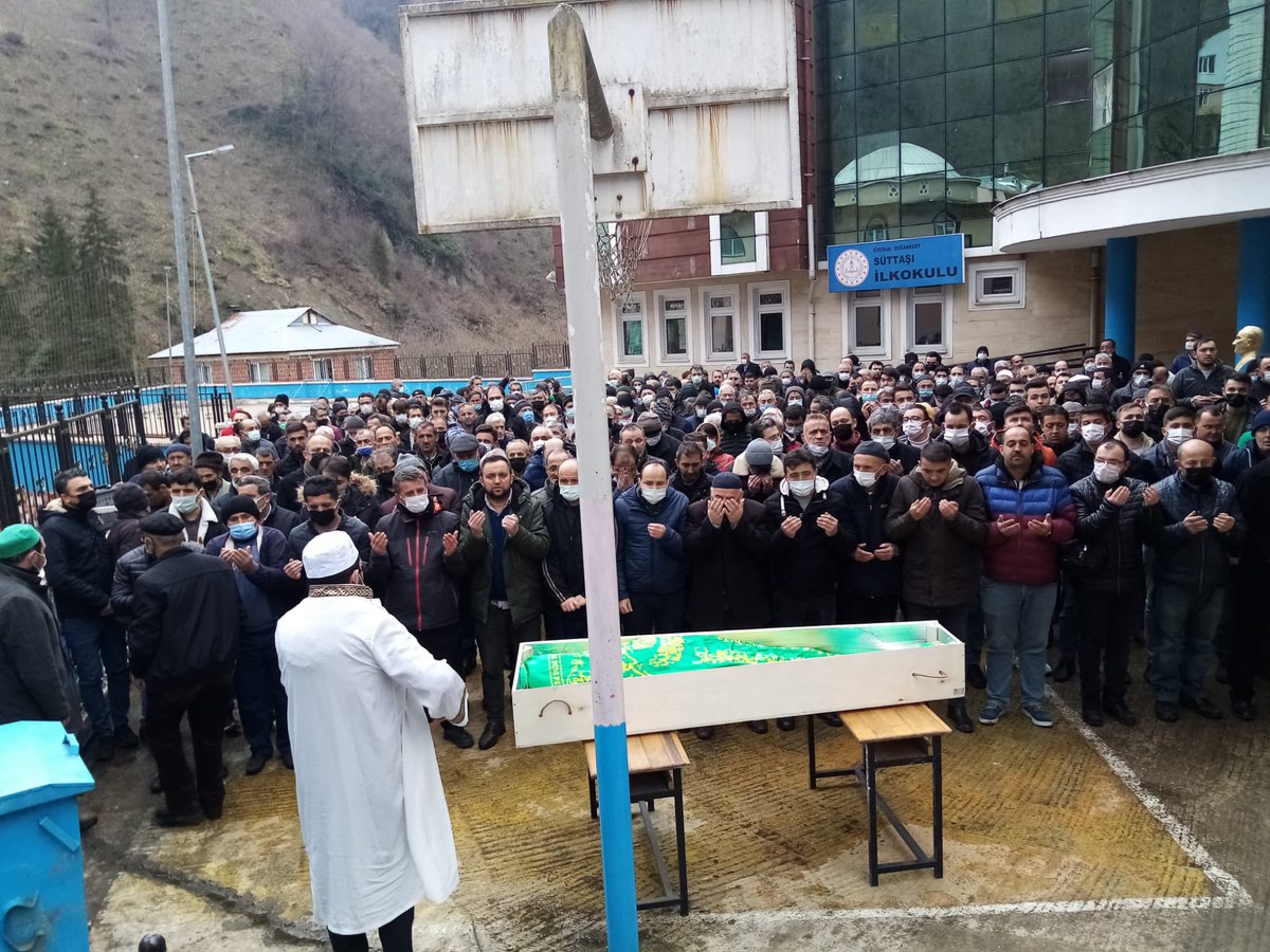 “Ben vatan haini değilim” diye mektup bırakarak intihar eden KHK’lı polis Ahmet Olgun’un cenazesi… 

Onu damgalayan, ailesine kadar dışlayan, kapılarını kapatan herkes bu ölümlerden sorumlu olduğunu umarım fark eder. <a href="/adalet_bakanlik/">T.C. Adalet Bakanlığı</a>