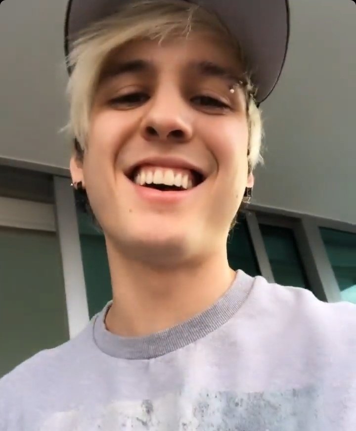 DianaLp80381603's tweet photo. Den RT si amas estás sonrisas tan preciosas 

Voto por Deja Vu en #AlbumFavoritoPop en los #LatinAMAs 2022 https://t.co/78iUodZdzu