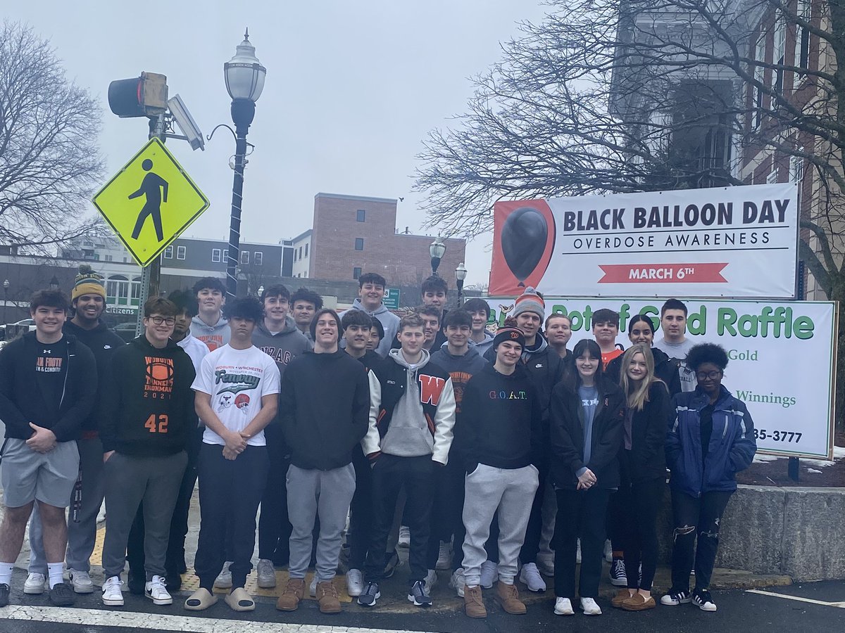 WMHS SADD students helping set up for Black Balloon Day in Woburn Center.Great kids.Take a drive by today and see the signs of those lost to drug addiction. <a href="/FootballWoburn/">Woburn Football</a> @wmhs_principal #addictionawareness
