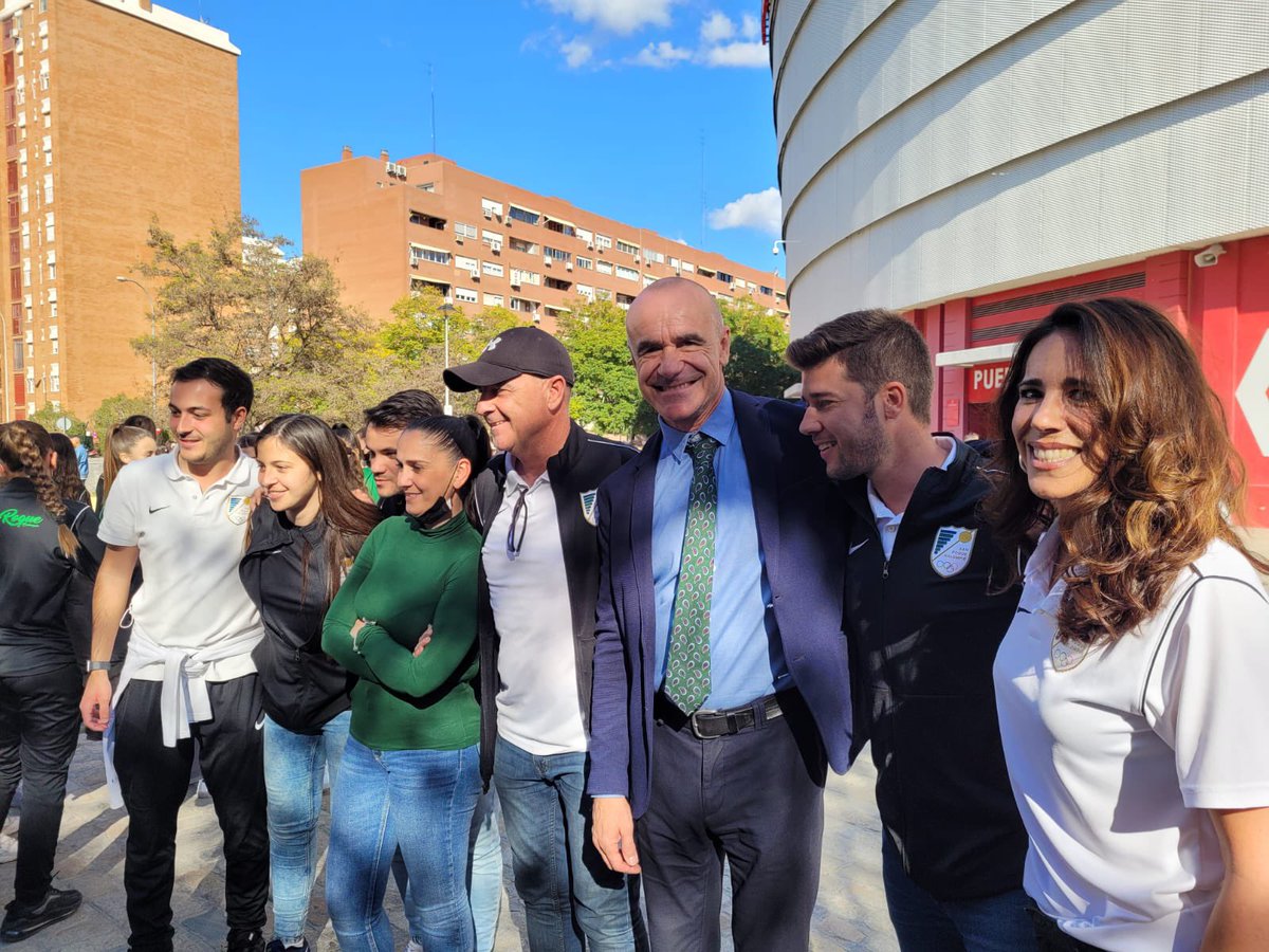 antoniomunozsev's tweet photo. ¡Todos a animar nuestros colores en #ElGranDerbi! ❤️🤍💚 Público de todas las edades viene hoy a apoyar el deporte femenino y a las jugadores del @SevillaFC_Fem y @RealBetisFem. https://t.co/LN9IvVBa5X