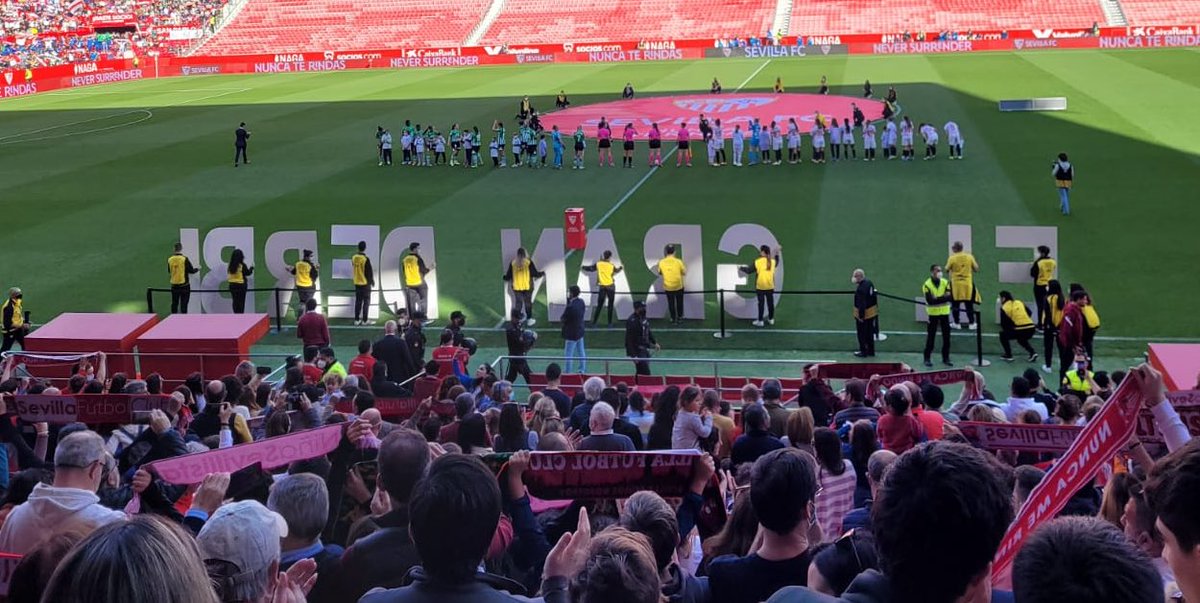 antoniomunozsev's tweet photo. ¡Todos a animar nuestros colores en #ElGranDerbi! ❤️🤍💚 Público de todas las edades viene hoy a apoyar el deporte femenino y a las jugadores del @SevillaFC_Fem y @RealBetisFem. https://t.co/LN9IvVBa5X