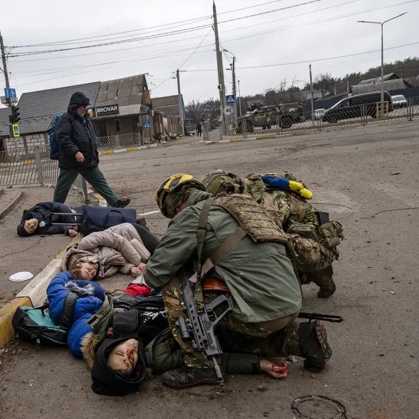 Ataque ruso mata a civiles ucranianos escapando de sus casas en Irpin, suburbio de Kiev, Ucrania. Se acuerdan cuando decían que Rusia “se defendía”? No seamos indiferentes. Foto <a href="/nytimes/">The New York Times</a>