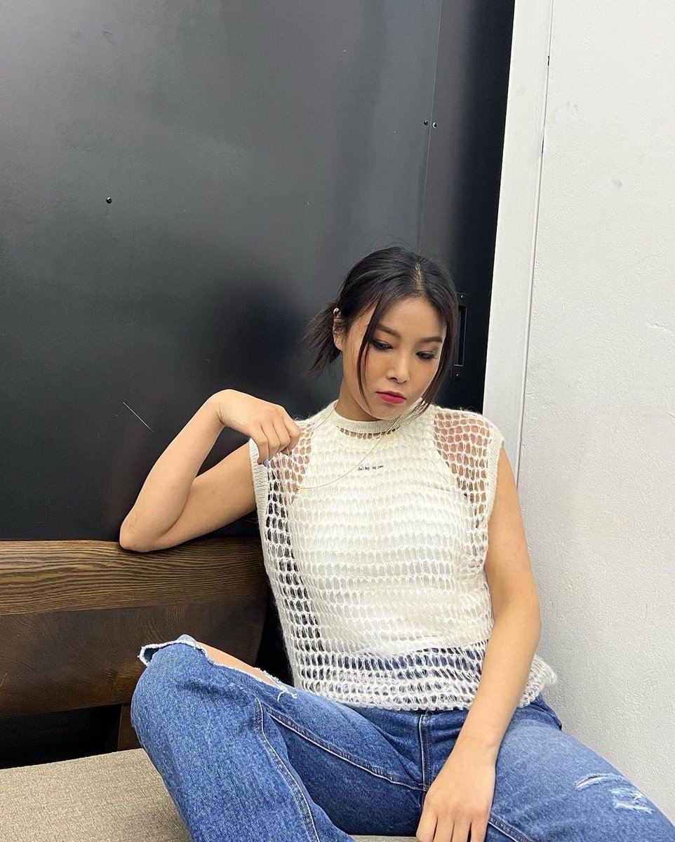 iluvyub's tweet photo. 220305 IG @.iluvyub

I’m your debby upper😎 

#YUBIN #유빈 https://t.co/ZqTfKB3M5C