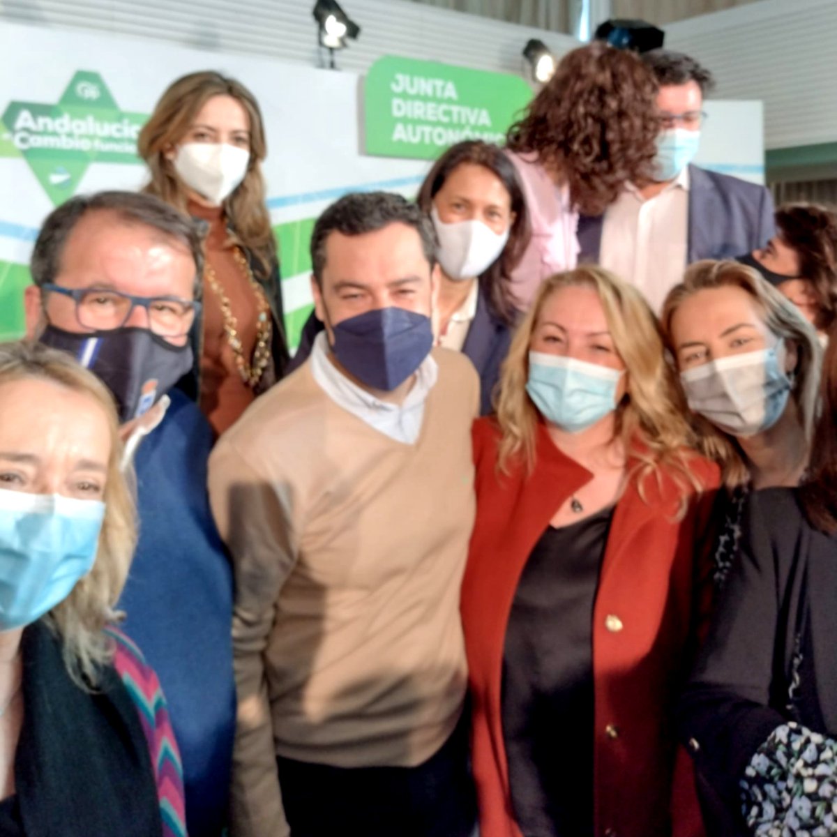 sandraglezpp's tweet photo. Con mi Presidente @JuanMa_Moreno y con @JuanAvilaCARMO, dos referentes de nuestro partido. https://t.co/yDBHch9jIq