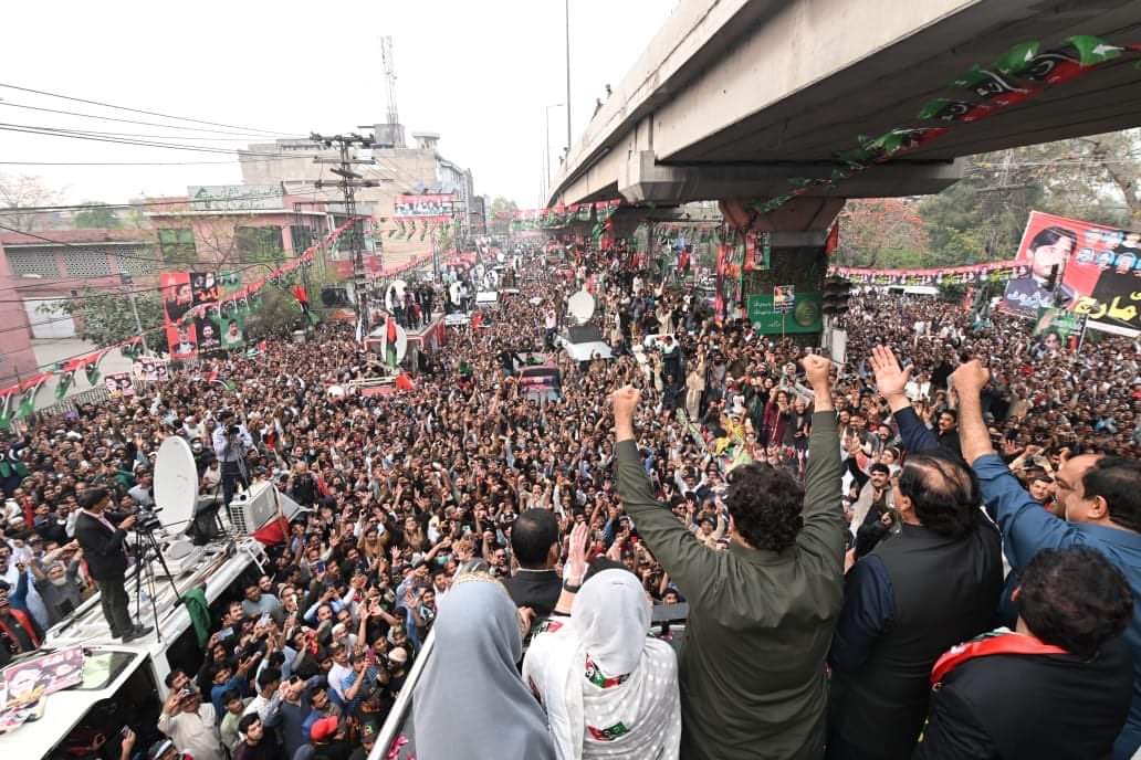ppp_arman's tweet photo. لاہور میں پاکستان پیپلز پارٹی کی بنیاد رکھی گئی اور آج لاہوریوں نے عوامی مارچ کا فقیدالمثال استقبال کر کے ثابت کر دیا کہ لاہور بھٹو کا تھا، بھٹو کا ہے، اور بھٹو کا رہے گا۔ 
#AwamiMarch
#PakistanBachanaHai https://t.co/fyQMZ9fZOD
