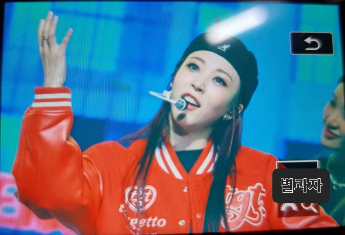 moon_19921222's tweet photo. 220306 문별 미니콘서트 늦은 프리뷰

#문별 #MOONBYUL https://t.co/scHN2LfmqT