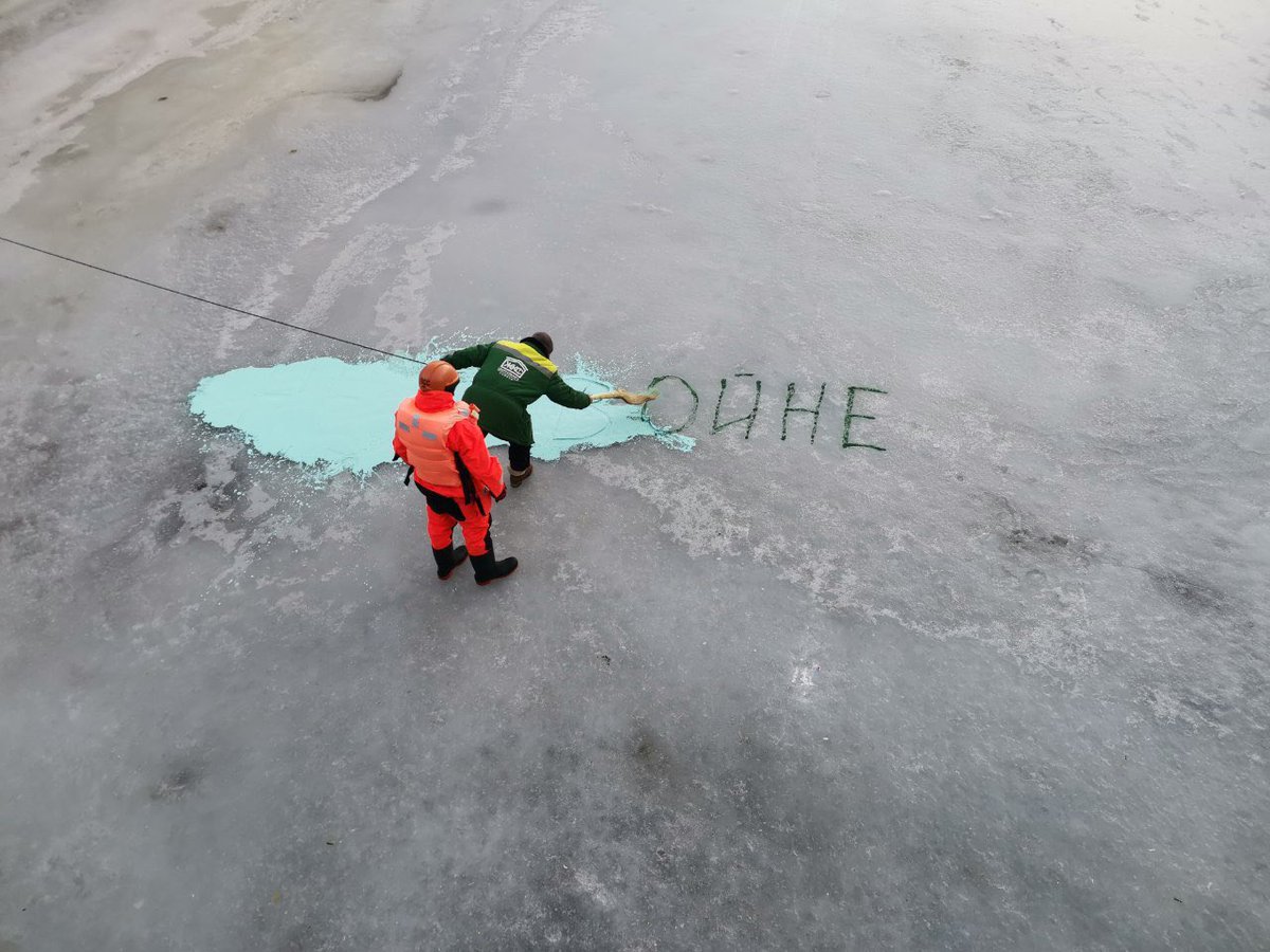 EilishHart's tweet image. “Not to war” carved into the ice on the Moyka River in St. Petersburg. Apparently city utility workers tried to paint it over — looks like they didn’t bring enough paint.