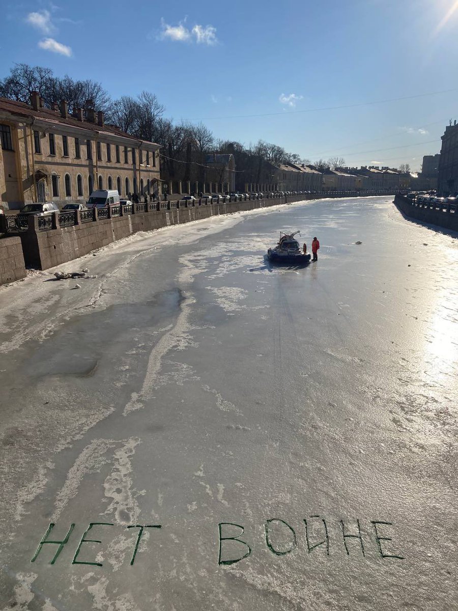 EilishHart's tweet image. “Not to war” carved into the ice on the Moyka River in St. Petersburg. Apparently city utility workers tried to paint it over — looks like they didn’t bring enough paint.