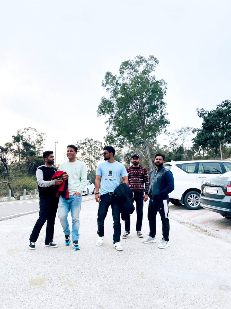 Shasan16j's tweet photo. #sundayvibes 
#squad
#onelifetolive 
#zindagizindabad https://t.co/406xmtL7am