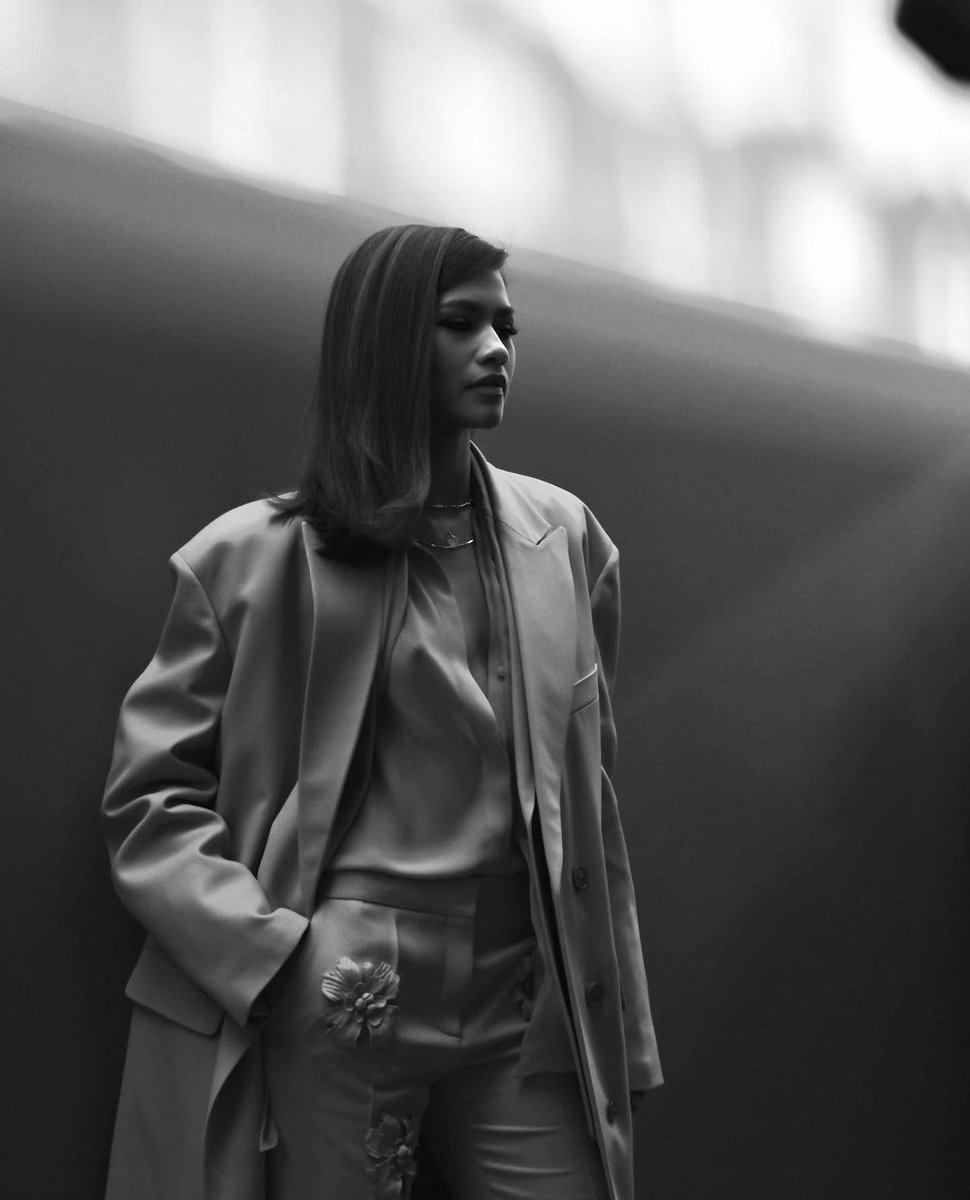 Zendaya_Updated's tweet image. Zendaya at Valentino’s Womenswear Fashion show in Paris.