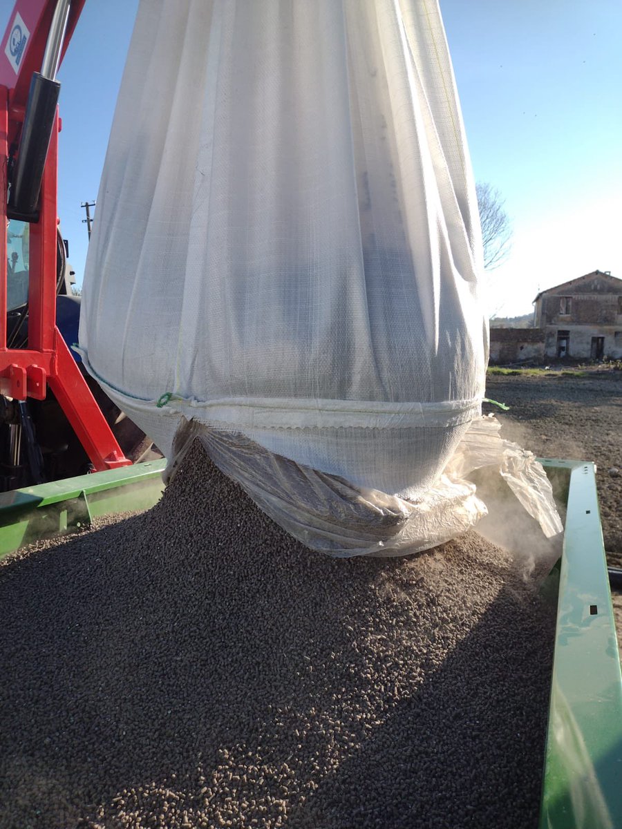 Rurabilandia's tweet photo. Caricamento concime bio per il grano duro dell’azienda agraria Domenico Ricciconti. Sempre operativi! ASP2 Teramo @ArapAbruzzo @CRAbruzzo @Regione_Abruzzo @coldiretti @CCIAAChPe #solocosebelle #futuro #fattinonparole #green #2030Agenda https://t.co/7rGAoCJLkm
