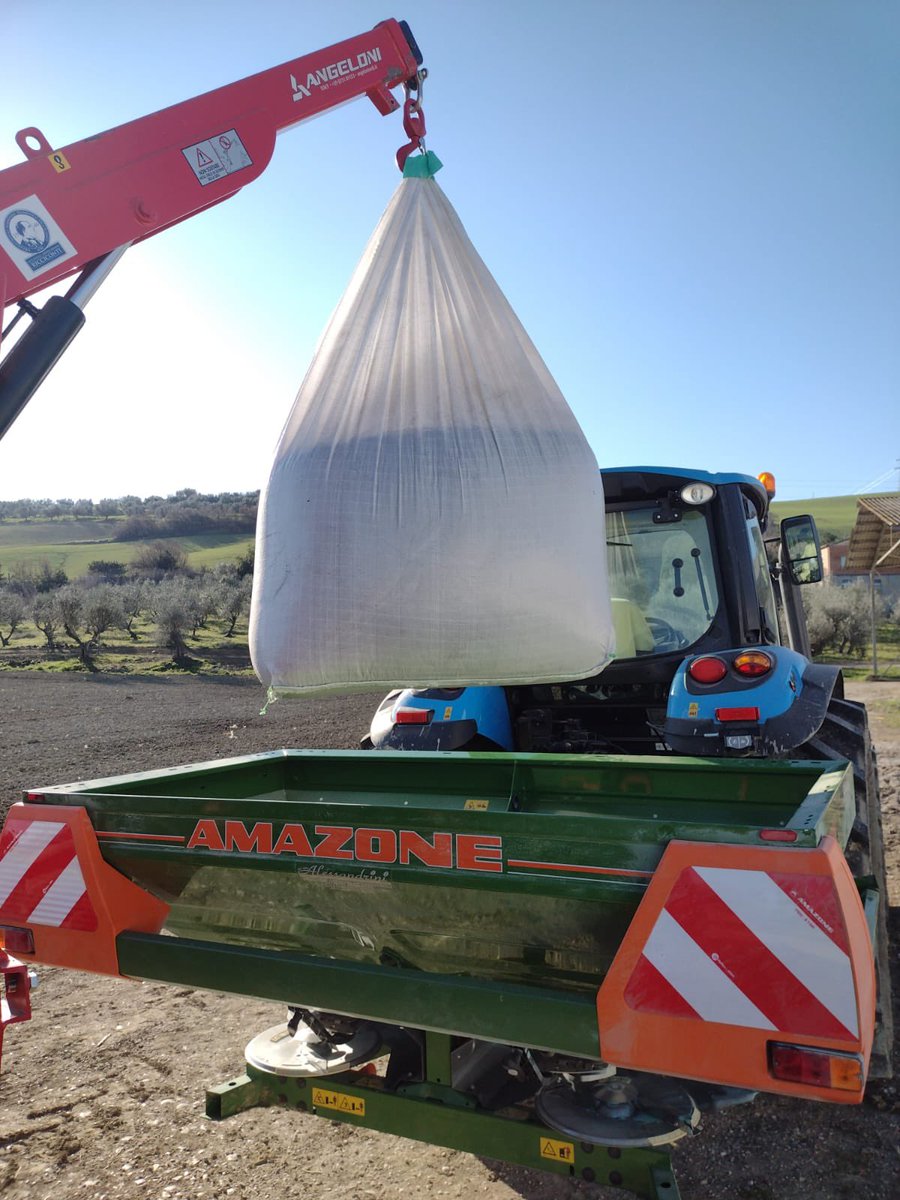 Rurabilandia's tweet photo. Caricamento concime bio per il grano duro dell’azienda agraria Domenico Ricciconti. Sempre operativi! ASP2 Teramo @ArapAbruzzo @CRAbruzzo @Regione_Abruzzo @coldiretti @CCIAAChPe #solocosebelle #futuro #fattinonparole #green #2030Agenda https://t.co/7rGAoCJLkm