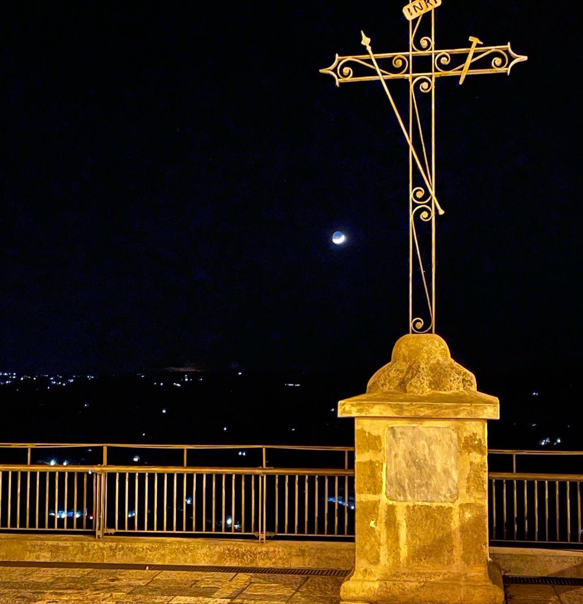 GMajeli's tweet photo. Dal belvedere di #Assoro #Sicilia si intravede la luna che splende in cielo e le luci di #Enna e #Calascibetta https://t.co/GxSATFxg1c