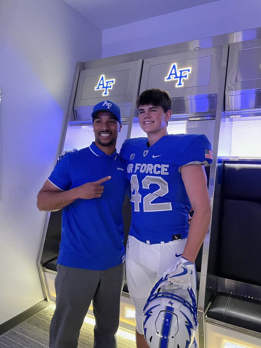 What a special experience this weekend. Huge thank you to all of the coaches and staff that made it all possible, and <a href="/CoachAC3/">Ari Confesor</a> for the invite! #BoltBrotherhood⚡️ <a href="/CoachTCalhoun/">Troy Calhoun</a> <a href="/coachskene3/">Brett Skene</a> <a href="/TheChrisRubio/">Rubio Long Snapping®</a> <a href="/AnthonyDeBar3/">Anthony DeBerardino</a> <a href="/finchmachine/">finchmachine</a> @Coach_ARobinson <a href="/FMHSFOOTBALL22/">Fort Mill Football</a>
