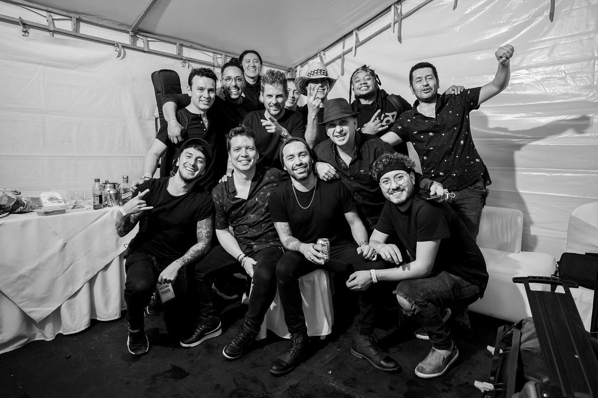 Fonseca's tweet photo. Y así se cierra nuestro #TourCompadres junto al Visionario @santicruz 🔥🔥🔥 Gracias Cali por este cierre alucinante❤️🇨🇴 @andrescepeda 📸 @camilobaezph https://t.co/xi6UCIHEPS