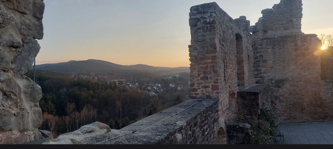 priesbeckbe's tweet photo. Die #Pfalz. Setzt die Sonne ins Licht wie sonst nur die Südsee. #altleiningen https://t.co/qX2g0sVIKp