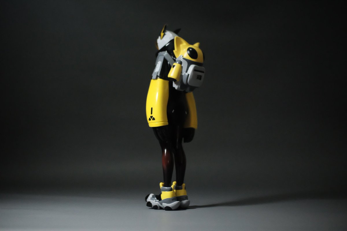 abrahameijin's tweet photo. throwbak sunday, a commission works, one off upsized Oddmira Mk2.0 with black yellow colorway

cc: @oddyverse https://t.co/BauC0KVOOt