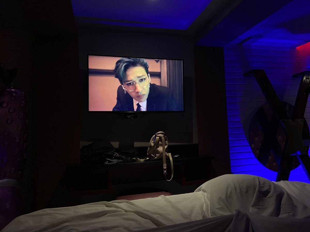 feskzlix's tweet photo. En un motel pero viendo #StrayKids 

#Prioridades
#ODDINARY https://t.co/ONebfiK5qL