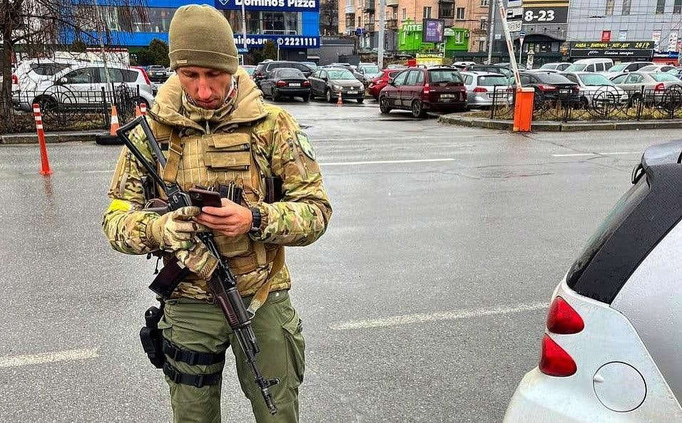 kesselblaulicht's tweet photo. Der frühere #Tennis-Profi #Sergej #Stachowski steht am 3. März 2022 in Militär-Montur in #Kiew. Nach Russlands Angriff auf die #Ukraine will er für sein Heimatland in den Krieg ziehen. #Djokovic https://t.co/mOtRhJnYKB