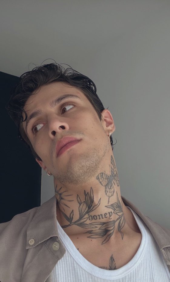 _solnascente_'s tweet photo. ᅠ

𝖰𝗎𝖾𝗆 𝖼𝖺𝗇𝗍𝖺 𝗌𝖾𝗎 𝗆𝖺𝗅 𝖾𝗌𝗉𝖺𝗇𝗍𝖺, 𝗊𝗎𝖾𝗆 𝖼𝗁𝗈𝗋𝖺, 𝗌𝖾𝗎 𝗆𝖺𝗅 𝖺𝗎𝗆𝖾𝗇𝗍𝖺. 

⠀⠀⠀ ⠀⠀ ⠀⠀⠀ ⠀⠀ ⠀⠀⠀ ⠀⠀ ⠀⠀⠀ ⠀⠀ ⋆ ⠀
 
ᅠ
ᅠᅠᅠ⠀ https://t.co/Qlcz2BNyWq