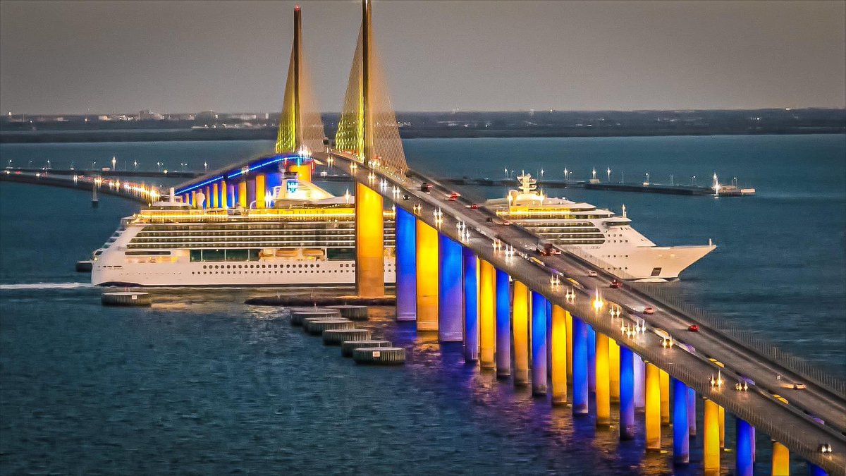 PaulFox13's tweet photo. Brilliance of the Seas passing under the Sunshine Skyway Bridge Saturday evening. 📷 Rick Freels @RoyalCaribbean #TampaBay 🇺🇦 https://t.co/VTrQ8hg1Pb