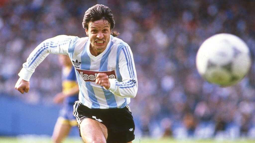 LaNocheRC's tweet photo. El rey del gol y parte del plantel que le dio a #Racing el título en la #Supercopa88 🏆🎓
¡Feliz cumpleaños, Toti Iglesias! 🎂🥳 https://t.co/BosyUMwwVB