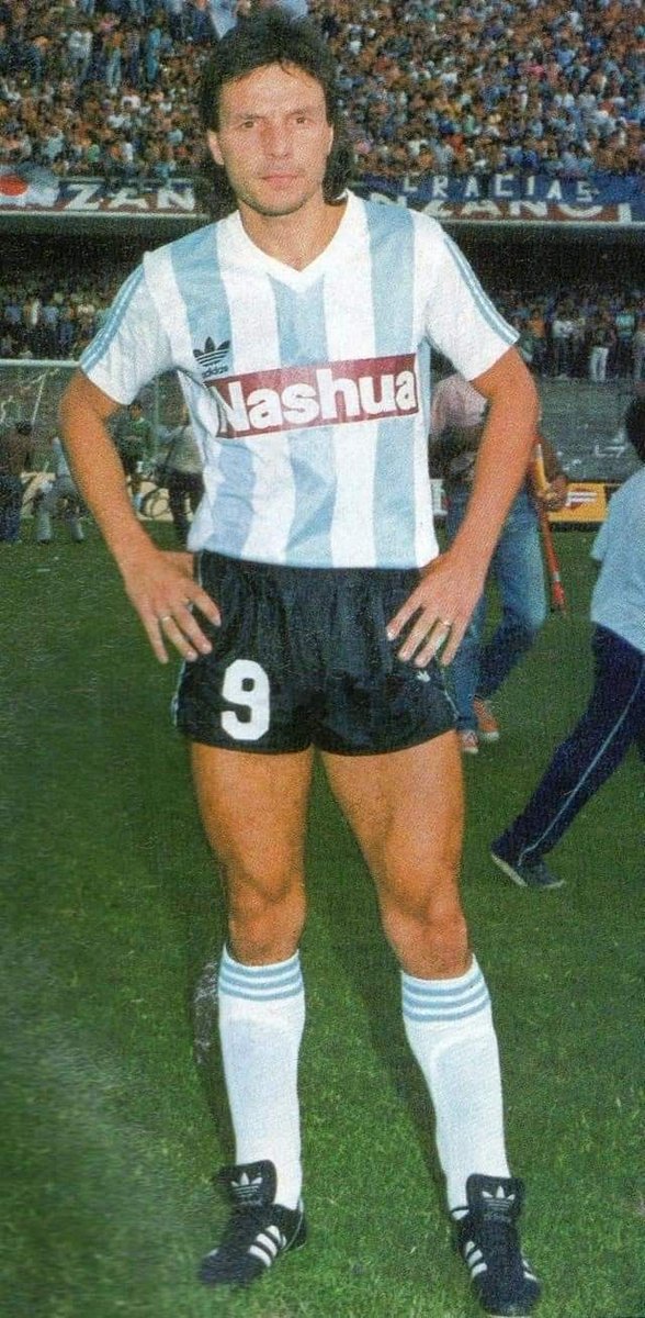 LaNocheRC's tweet photo. El rey del gol y parte del plantel que le dio a #Racing el título en la #Supercopa88 🏆🎓
¡Feliz cumpleaños, Toti Iglesias! 🎂🥳 https://t.co/BosyUMwwVB