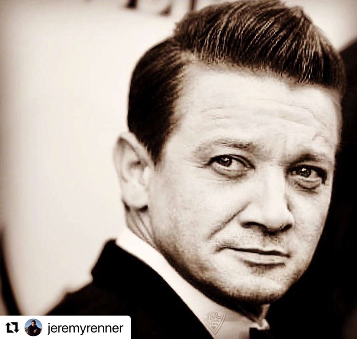 JRsuperfans's tweet photo. #Repost @jeremyrenner
LA premiere of @windrivermovie ! Killer gaggle of fam and friends. #thankyou #downtownla #premiere #windrivermovie https://t.co/5czeLR01Wo
