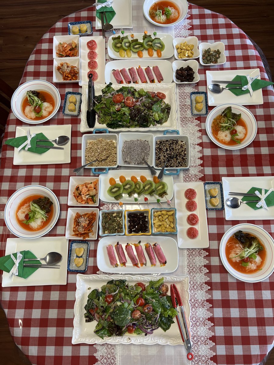 내가 평소 즐겨 먹는 raw food!😊
오늘 솜씨쟁인 옆집 언니가 점심 초대를 했다.  
와우!! 이게 식탁인지 꽃밭인지….😍 
천연색으로 조화를 이룬다!
하나하나가 다 예술!!👍
