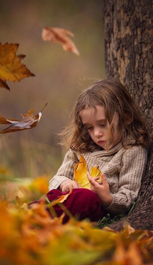 aaaas_555's tweet photo. "يُبهرني الإنسان الذي يراعي غيره في حديثه، ليس لأنّ قلبه طيب، فحتى الذي لا يراعي قد يكون طيّب القلب لكنه يجرح بجهل، تبهرني المراعاة لأنها تدل على عمق معرفة وشعور وثقافة ووعي وتجربة وأشياء كثيرة تجعل الشخص لا يبدو أجوفًا من الداخل، وهذا الإمتلاء جذّاب." https://t.co/Vxcup43Bzo