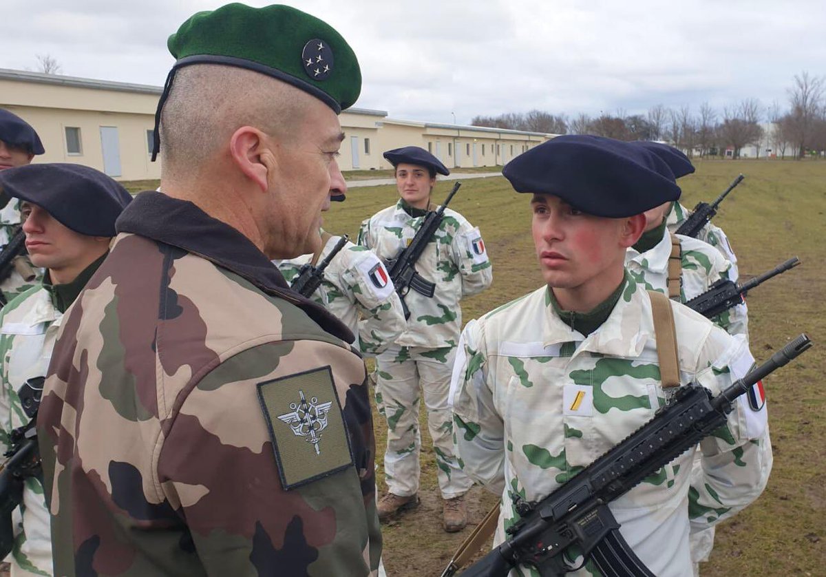 CEMA_FR's tweet photo. #MissionAigle : le succès du déploiement en urgence du bataillon d’alerte 🇫🇷 🇧🇪 de la force de réaction rapide de l’@NATO en 🇷🇴 témoigne de notre détermination et de notre fierté collectives à protéger le flanc Est de l’#Europe. Fiers de nos soldats. https://t.co/AV3hySrPlX