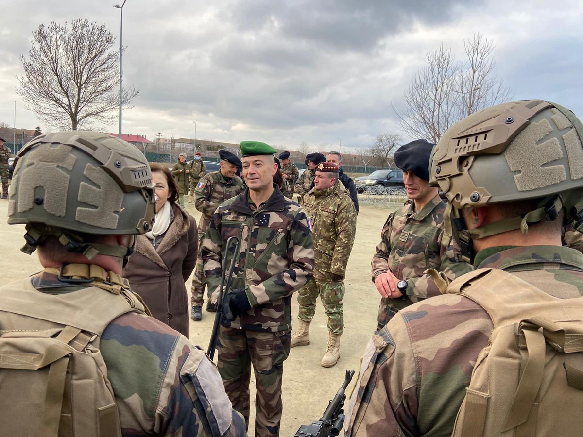 CEMA_FR's tweet photo. #MissionAigle : le succès du déploiement en urgence du bataillon d’alerte 🇫🇷 🇧🇪 de la force de réaction rapide de l’@NATO en 🇷🇴 témoigne de notre détermination et de notre fierté collectives à protéger le flanc Est de l’#Europe. Fiers de nos soldats. https://t.co/AV3hySrPlX