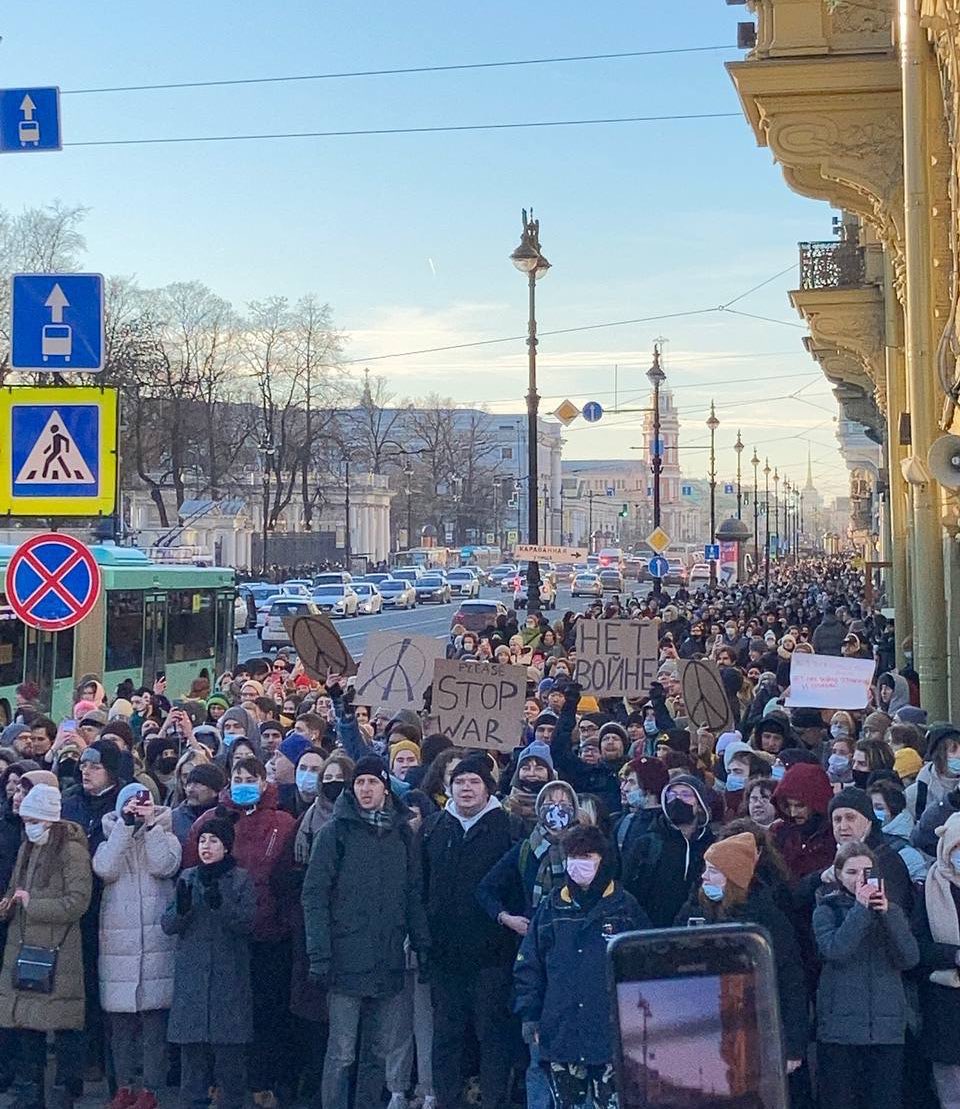 What a brave picture from St Petersburg. ❤️🇷🇺 #Нетвойне