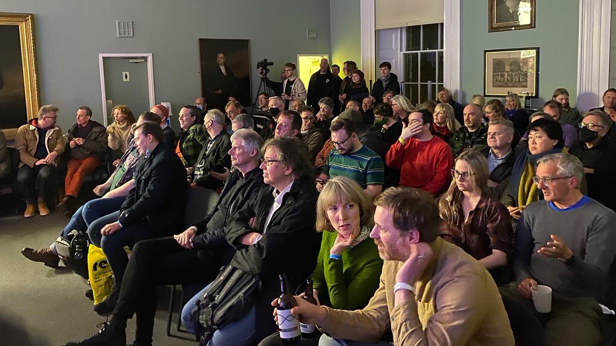 MariamRezaei's tweet image. In a packed and very blissed out #LectureRoom @litandphil 2/2